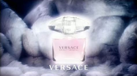 modella spot versace crysta